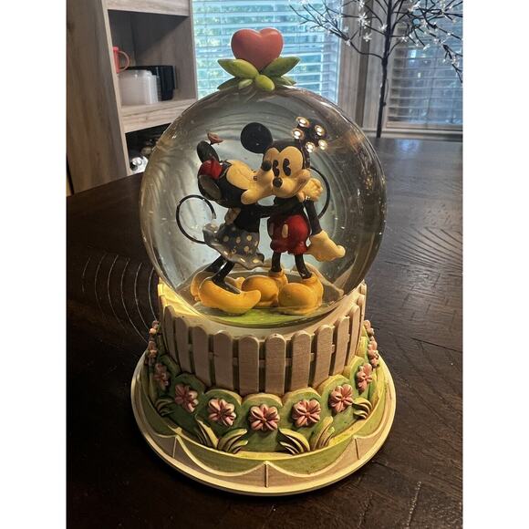 Hallmark Disney A Kiss For Mickey Minnie Wonders Within Collection Snow Globe - Picture 12 of 16